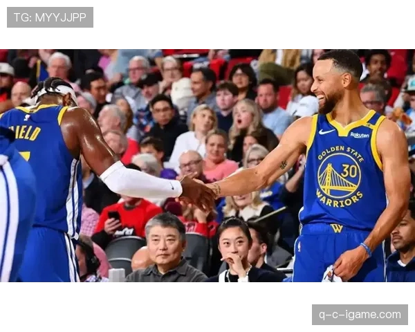 库里无球跑动拉开空间，主导勇士进攻体系